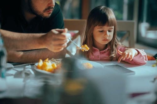 The Quiet Habit of Distracted Eating That’s Changing Family Meals Without Parents Noticing